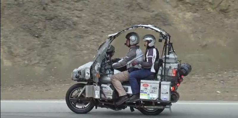 Egy Moto Guzzival utazták körbe a világot