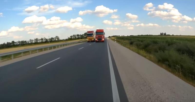 Ilyen amikor egy kamionnal nézel farkasszemet a motoron