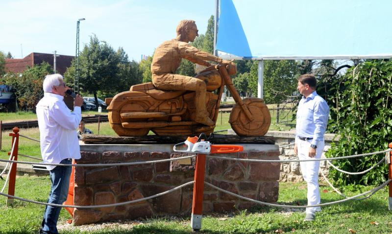 Hivatalosan is átadták Alsóörsön a tavaly, fából készült Fat Boy riderét