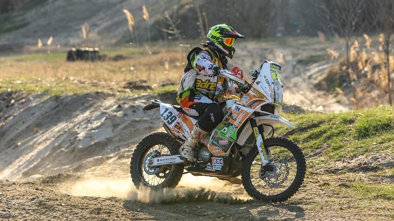 Akit nem ereszt a sivatag - A magyar motoros szárkapocscsont töréssel áll rajthoz Marokkóban