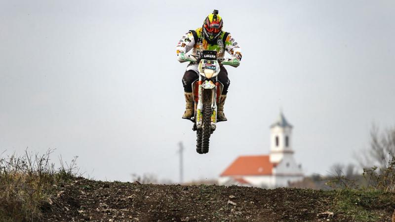 LALLER FELKÉSZÜLTEN VÁRJA A RAID OF THE CHAMPIONST