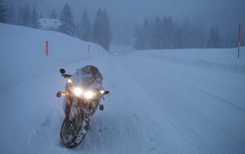 Téli motorozás és motorgumi