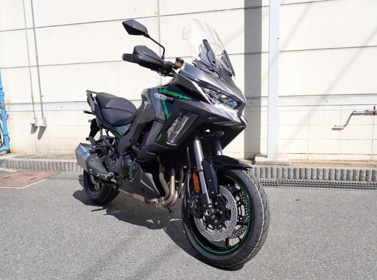 A külső nem árulja el, de jelentősen belenyúltak a Kawasaki Versys blokkjába