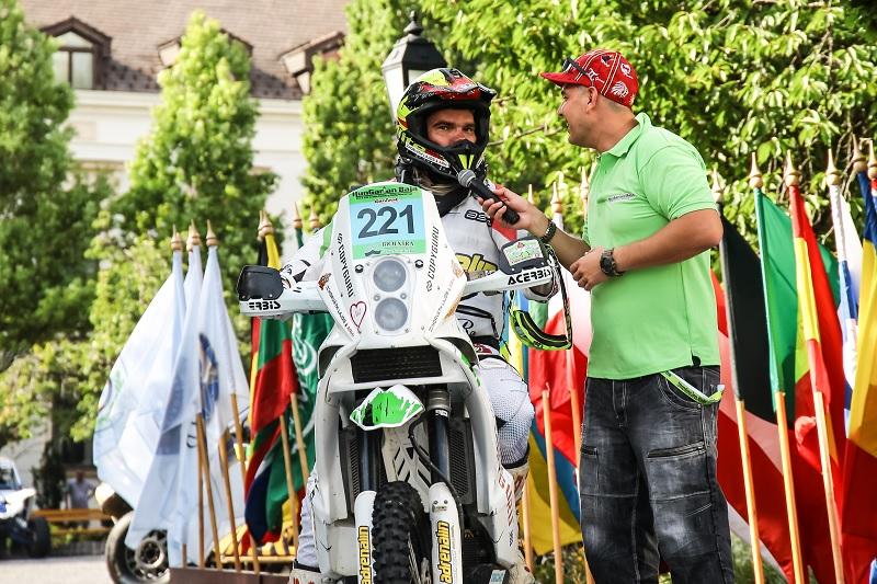 Nincs mese, Laller csak előre tekint!